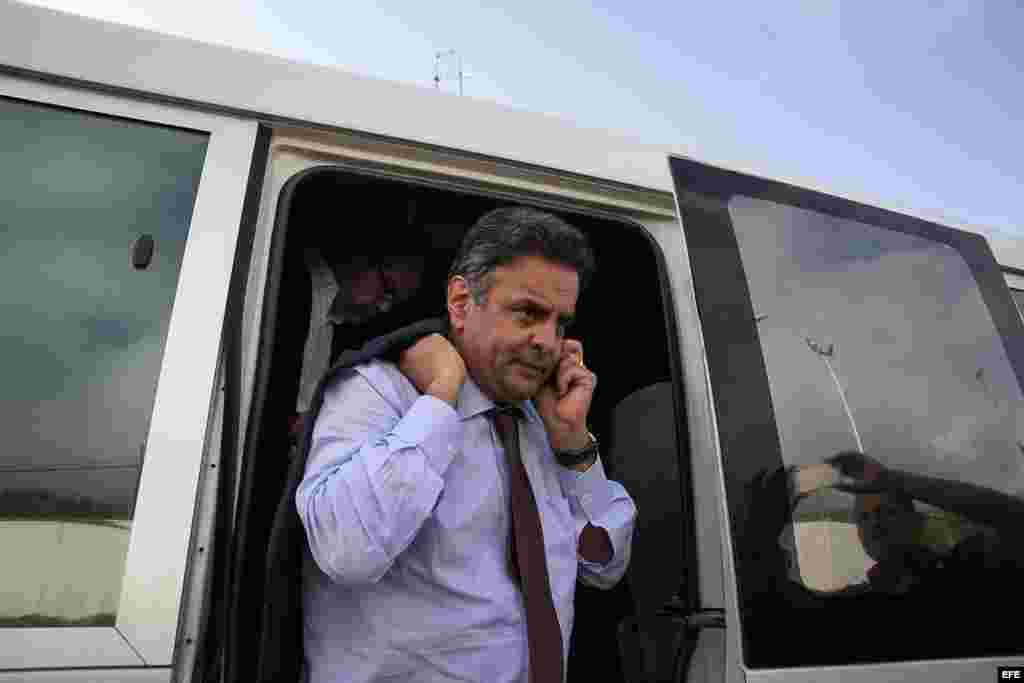  El senador y excandidato presidencial brasileño Aécio Neves aguarda en un autobús a la salida del aeropuerto .