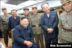 Kim Jong Un en el puesto de mando durante el lanzamiento del misil, según el Rodong Sinmun. (Captura de imagen/Rodong Sinmun)