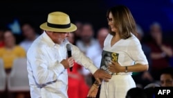 Luiz Inacio Lula da Silva junto a la primera dama, Rosangela "Janja" Lula da Silva, durante la Convención del Partido de los Trabajadores, en Sao Paulo.