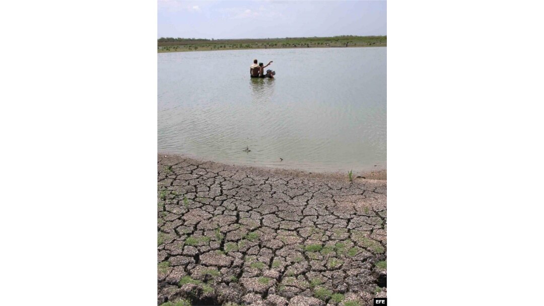 En esta foto del 2004 varias personas recojen agua en una de las presas abastecen a la oriental provincia de Holguín.