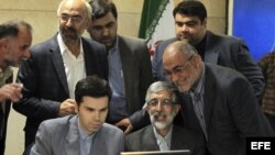 Irán Gholam Ali Haddad Adel (c) registra su candidatura para las elecciones presidenciales en el Ministerio del Interior, en Teherán,,10 de mayo de 2013.