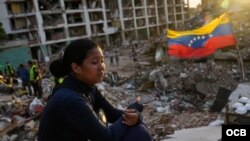 Venezolana observa la destrucción provocada por los terremotos que afectaron al país. (AP)
