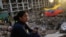 Venezolana observa la destrucción provocada por los terremotos que afectaron al país. (AP)