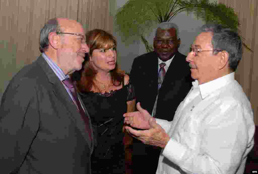 Archivo 2008 - Comisario Louis Michel, (i), con Raúl Castro. ,