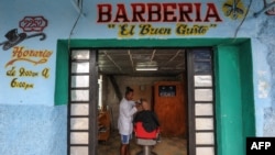 Una barbería en La Habana.