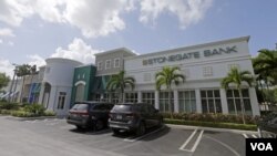 El Banco Stonegate, basado en Pompano Beach, Florida, es el único que ha emitido una tarjeta de crédito estadounidense utilizable en Cuba. 