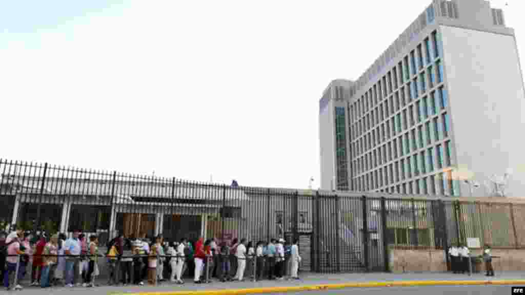 Decenas de personas hacen fila para la entrada a la entrevista en la embajada de Estados Unidos