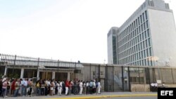 Decenas de personas hacen fila para la entrada a la entrevista en la embajada de Estados Unidos