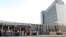 Decenas de personas hacen fila para la entrada a la entrevista en la embajada de Estados Unidos