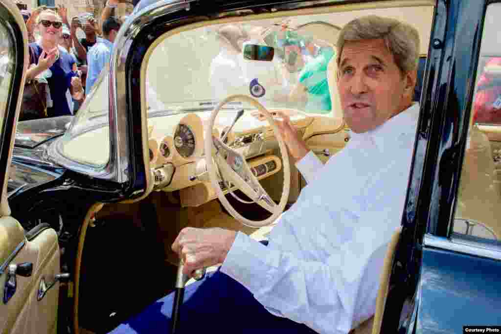 John Kerry en un viejo Chevrolet Impala en La Habana Vieja, el 14 de agosto de 2015.&nbsp;Kerry, el primer funcionario estadounidense de su rango en visitar Cuba en 70 años. En su viaje presidió la ceremonia formal de izado de la bandera estadounidense en la embajada de EEUU; ofreció una conferencia de prensa y recorrió las calles de la capital.&nbsp;