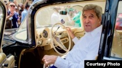 John Kerry en un viejo Chevrolet Impala en la Plaza de San Francisco de la Habana Vieja.