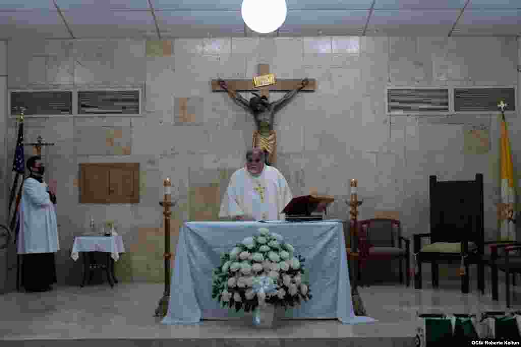 El padre José Espino oficiando la misa en la Iglesia San Lázaro, de Hialeah.&nbsp;