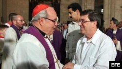 El canciller cubano, Bruno Rodríguez (d), saluda al cardenal Jaime Ortega (i), junto al canciller de Venezuela, Nicolás Maduro (c).