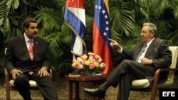ARCHIVO. Raúl Castro (d) y Nicolás Maduro (i) en una reunión oficial.