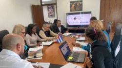 Empleados del Banco Internacional de Comercio S.A. en una reunión en el Miramar Trade Center.