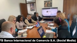 Empleados del Banco Internacional de Comercio S.A. en una reunión en el Miramar Trade Center.
