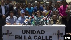 La líder opositora Maria Corina Machado saluda a sus seguidores antes de ofrecer una rueda de prensa hoy, viernes 11 de abril de 2014.