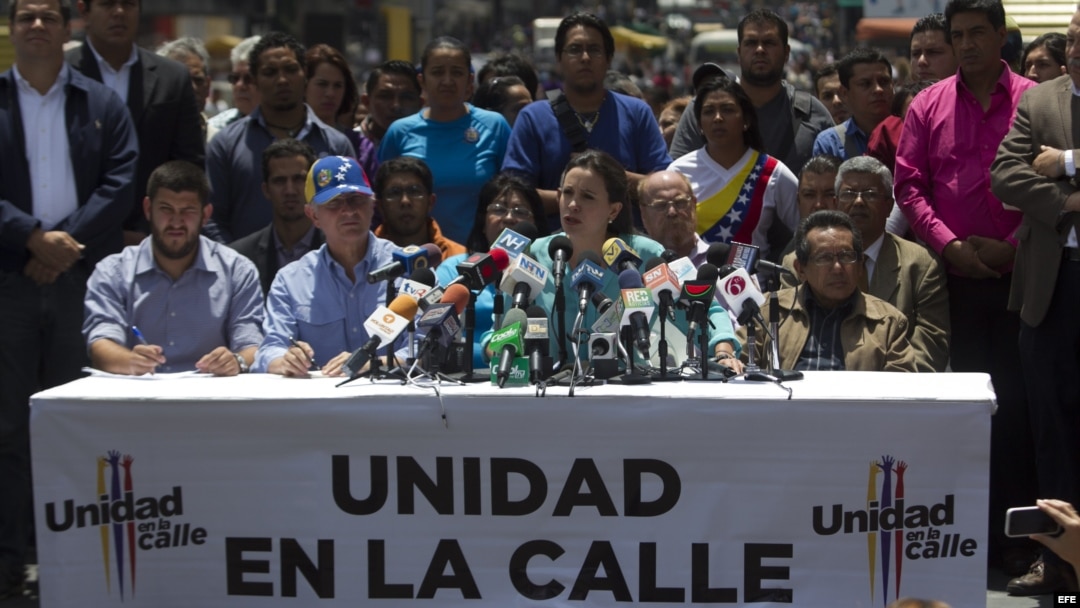 La líder opositora Maria Corina Machado saluda a sus seguidores antes de ofrecer una rueda de prensa hoy, viernes 11 de abril de 2014.