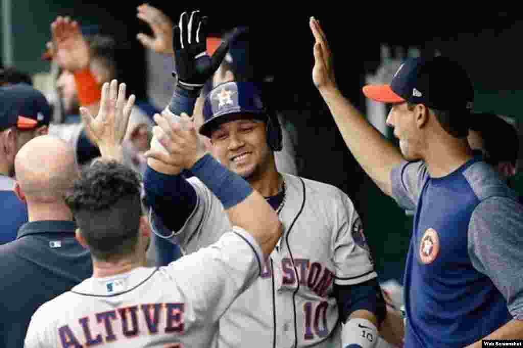 Yulieski Gurriel, primera base de los Astros, abandonó el equipo Cuba que competía en la serie del Caribe 2016 en República Dominicana, junto a su hermano Lourdes Jr. Debutó en las Grandes Ligas estadounidenses el 21 de agosto de 2016 con los Astros de Houston, con el que firmó por cinco años y 47 millones 500 mil dólares. &nbsp;