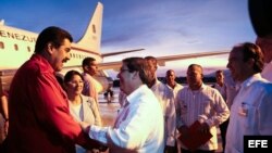 Nicolás Maduro en 2013 a su llegada a Santiago de Cuba, recibido por el canciller Bruno Rodríguez y el embajador de Cuba en Venezuela, Rogelio Polanco. Foto Archivo.