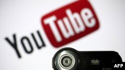 Webcam posicionada en frente del logo de Youtube
