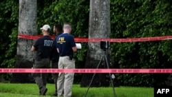 Agentes del FBI en la escena del crimen, en el Trump International Golf Club de West Palm Beach, Florida, donde ocurrió el domingo el intento de asesinato contra el el expresidente de EEUU Donald Trump. 