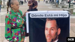 Madre del preso político Víctor Quero Navas, Carmen Teresa Navas, durante una protesta por conocer el paradero de su hijo, declarado muerto bajo custodia. 