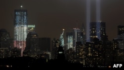 Como tributo a las víctimas, la ciudad de Nueva York enciende cada año dos luces en el lugar donde se levantaban las torres gemelas. 