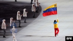 Antonio Pardo (d) porta la bandera de Venezuela durante la ceremonia de inauguración de los XXII Juegos Olímpicos de Invierno en la ciudad rusa de Sochi