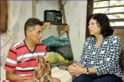 Mara Tekach, encargada de negocios de EEUU en La Habana, visita a Guillermo del Sol en su vivienda de Santa Clara.