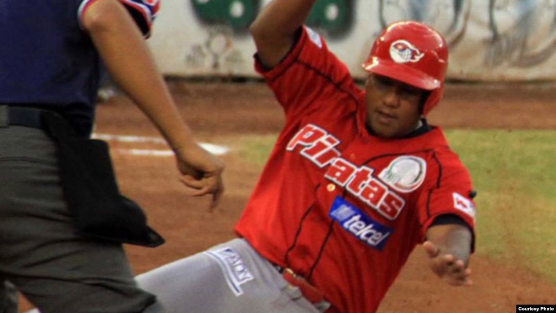 El jardinero derecho cubano Alfredo Despaigne.
