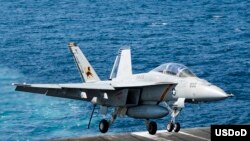 Avion F/A 18F que participa en los ataques contra las posiciones del EI