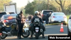 La policía y el FBI acordonan la zona de la explosión de un paquete bomba en Austin, Texas. 