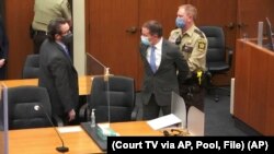 Derek Chauvin (centro) acompañado de su abogado Eric Nelson (izquierda), es detenido después de que se leyeran los veredictos en el juicio por la muerte de George Floyd en 2020.