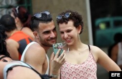 Una pareja realiza una video llamada en una zona WiFi de La Habana.