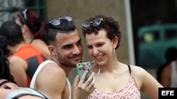 Una pareja hace una videollamada en una zona wifi, en La Habana. Muchos usuarios de este servicio se quejan de no disponer de privacidad ni seguridad para utilizarlo.
