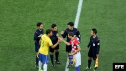 El defensa brasileño Thiago Solva (i) y el defensa de Croacia Darijo Srna (d) se salunda al inicio del partido correspondiente al Grupo A del Mundial de Fútbol de Brasil 2014.