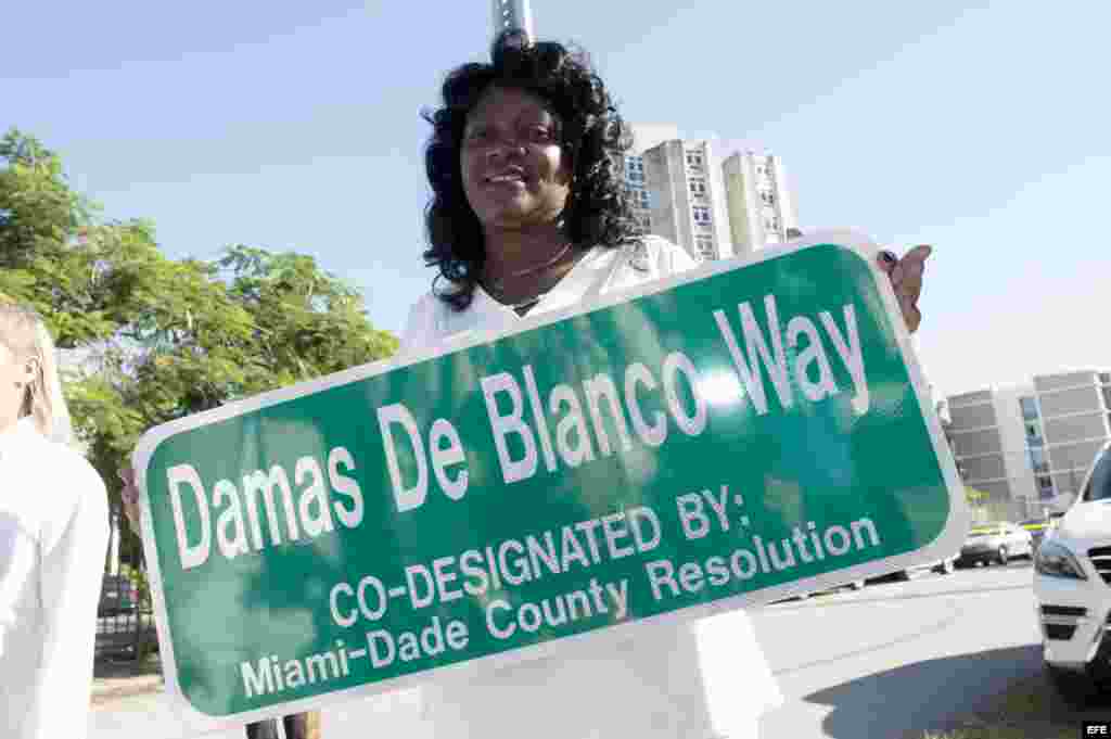 Blanco, Berta Soler Fernández muestra la placa que indica la dirección en Miami, con la calle que lleva el nombre de "Damas de Blanco". 