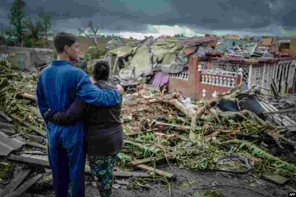 Una pareja observa su casa destruida por el tornado en el barrio habanero de Regla. 