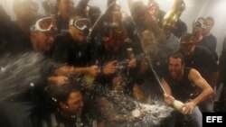 Los jugadores de los Tigres celebran con champaña la victoria de su equipo ante Atléticos. 
