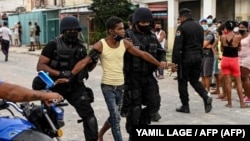 Fuerzas especiales arrestan a un joven luego de una manifestación contra el gobierno de Miguel Díaz-Canel en el municipio de Arroyo Naranjo, La Habana el 12 de julio de 2021. 