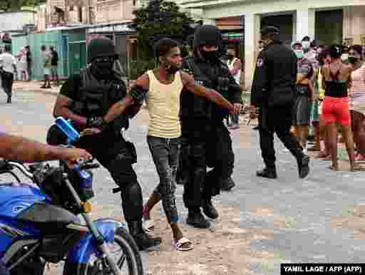 La polic&#237;a antidisturbios recorre las calles luego de una manifestaci&#243;n contra el gobierno de Miguel D&#237;az-Canel en el municipio de Arroyo Naranjo, La Habana el 12 de julio de 2021. 