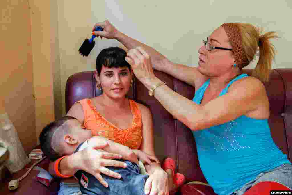 Sissi, peluquera, con su sobrina en su casa en Cienfuegos.