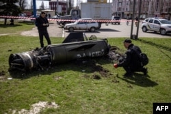 Policía ucraniana inspecciona resto de cohete ruso disparado contra estación de trenes de Kramatorsk, Ucrania