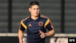 El jugador de la selección Colombia, James Rodríguez, participa en un entrenamiento en el estadio de Sao Januario.