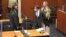 Derek Chauvin (centro) acompañado de su abogado Eric Nelson (izquierda), es detenido después de que se leyeran los veredictos en el juicio por la muerte de George Floyd en 2020.