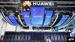 La supercomputadora SuperPod Atlas 950, de Huawei, durante la Conferencia Mundial de Inteligencia Artificial (WAIC), en Shanghái. (CN-STR/AFP)