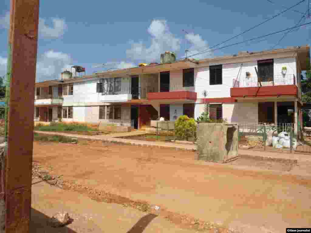 Los moradores del edificio #8906 sito en calle 104 entre 89 y 93 en Güira de Melena, Artemisa, están pasando por una situación desesperante. &nbsp;