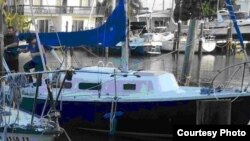 Los Hakken (izq), captados en video mientras preparaban el velero Morgan en Madeira Beach (foto Oficina del Sheriff del Condado Hillsborough)..