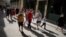 Turistas rusos que se hospedan en un resort en la playa caminan por las calles de la ciudad de La Habana. REUTERS/Alexandre Meneghini